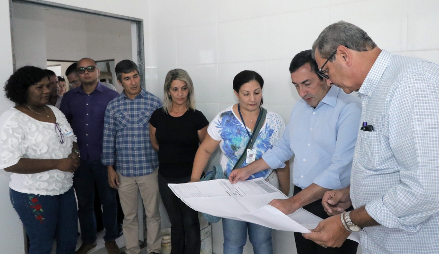 Visita às obras de construção do Hospital Dia, na Unica de Jundiapeba, contou com a presença de secretários e representantes da comunidade do Distrito de Jundiapeba (Foto: Ney Sarmento/PMMC)