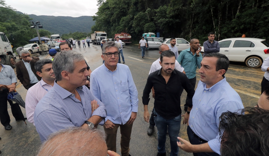 Prefeito Marcus Melo, prefeito de Bertioga, Caio Matheus, e técnicos do DER discutiram as providências que estão sendo adotadas na rodovia (Ney Sarmento/PMMC)