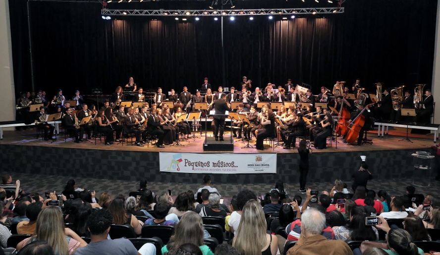 Público lotou o auditório do Cemforpe para o concerto de abertura da temporada 2018 do projeto, que agora terá as apresentações dos "Pequenos nos Vasques", que começará nesta sexta-feira (20/04), . . .