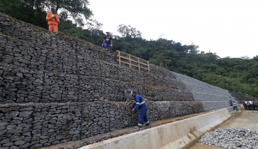 Muro de gabião no quilômetro 89 da rodovia Mogi-Bertioga, que tinha sido danificado pela queda de barreira já foi reconstruído pelas equipes do DER (Ney Sarmento/PMMC)