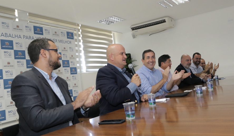Presidente Adriano Machado falou sobre o processo de modernização da empresa e destacou a diversidade de áreas que recebem produtos da Höganäs (Foto: Ney Sarmento/PMMC)