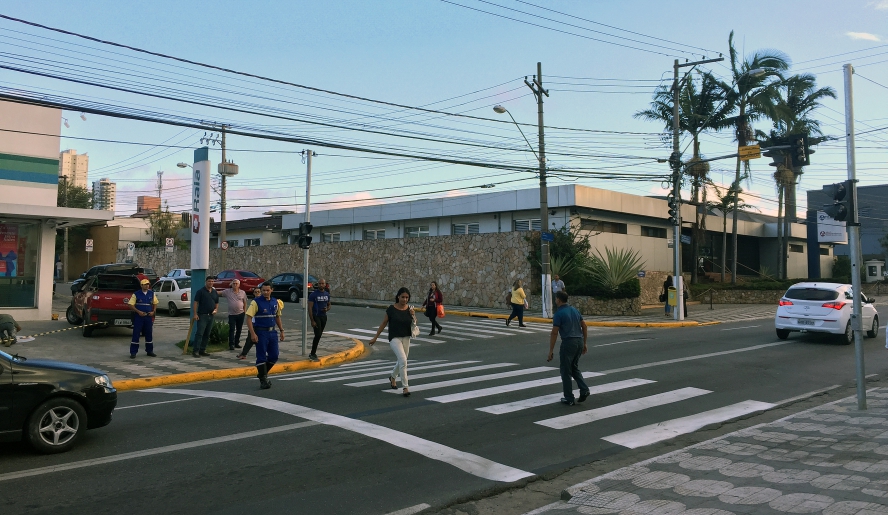 Faixa para pedestres foi sinalizada e novo semáforo está sendo implantado na avenida Voluntário Fernando Pinheiro Franco, trazendo mais segurança aos pedestres (Luiz Maritan/PMMC)