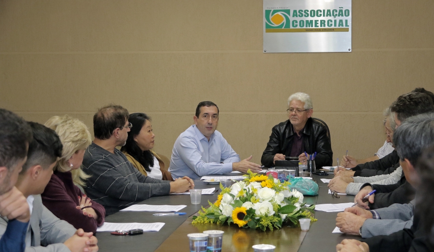 Prefeito Marcus Melo e o secretário José Luiz também detalharam os resultados da pesquisa com moradores e comerciantes em reunião na Associação Comercial (Ney Sarmento/PMMC)