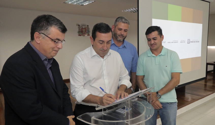 Marcus Melo, assinou o termo de cooperação junto ao presidente executivo do Instituto Trata Brasil, Edson Carlos, os secretários municipais de Agricultura, Renato Abdo e Verde e Meio Ambiente, Daniel . . .