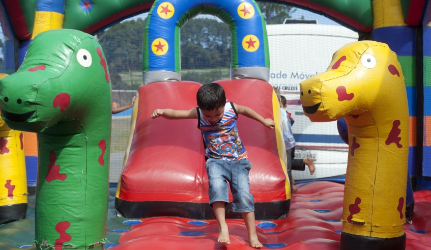 Brinquedos infláveis tradicionais do programa Bairro Feliz fazem a alegria das crianças que participam das atividades da iniciativa (Junior Lago/PMMC)