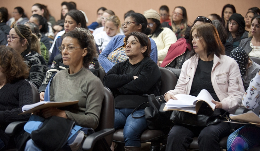 As formações promovem a reflexão sobre as práticas nas escolas. (Foto: Junior Lago/PMMC)