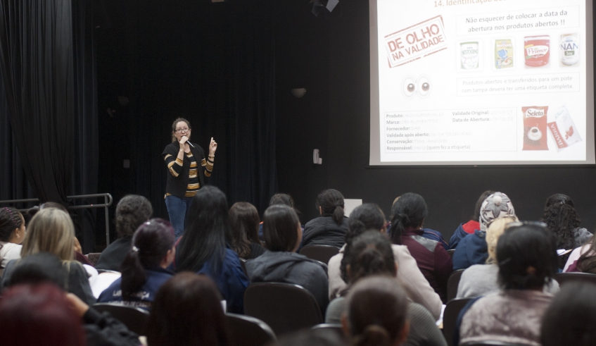 A formação dos profissionais da cozinha contou com a apresentação do regulamento do Selo Cozinha Nota 10 - Edição de 2018. (Foto: Junior Lago/PMMC)
