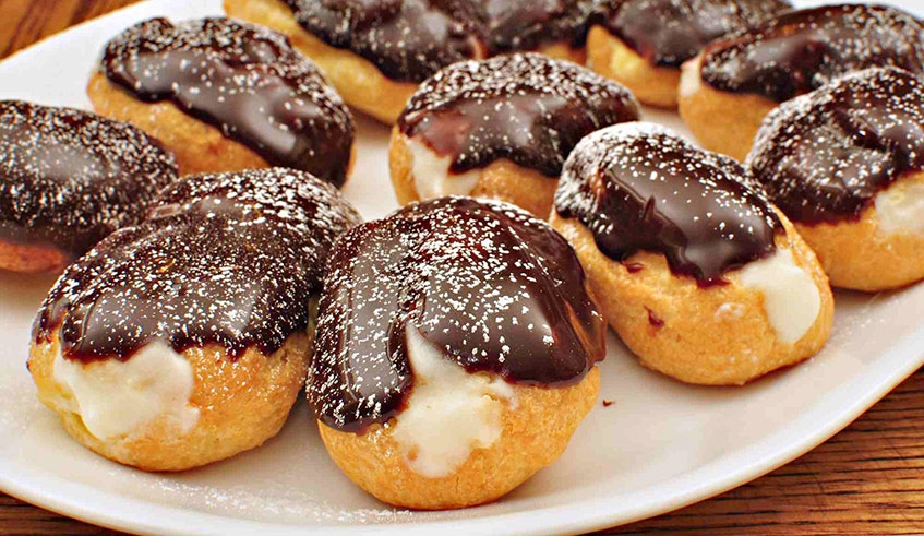 São oferecidos cursos de culinária árabe, éclair (bomba de creme), confecção de lençóis, petit fours, arranjos de mesa para festa, risoto e pizza (Foto: Divulgação).