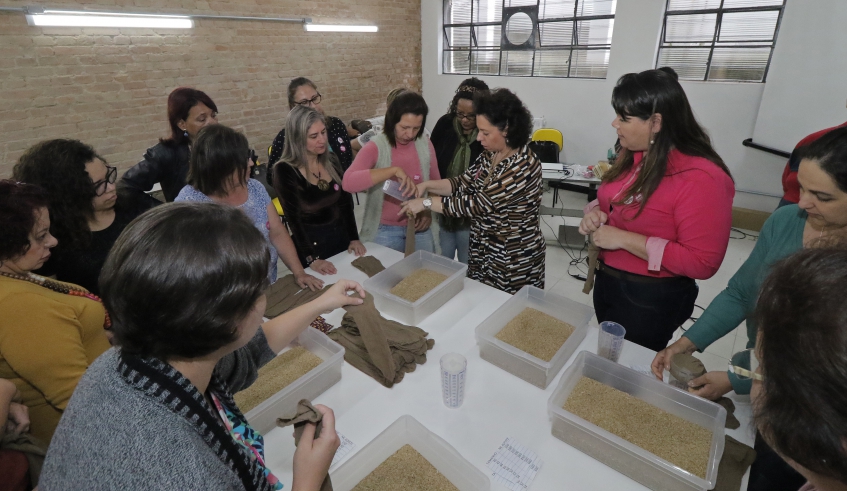 Fernanda Chahin ensinou as voluntárias a produzirem as mamas e depois as auxiliou a organizarem todas em sacos plásticos, conforme tamanhos (Ney Sarmento/ PMMC)