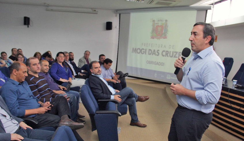 Prefeito Marcus Melo falou na abertura da Campanha Mogi+Azul, realizada no auditório da Câmara Municipal (foto: Guilherme Berti/PMMC)