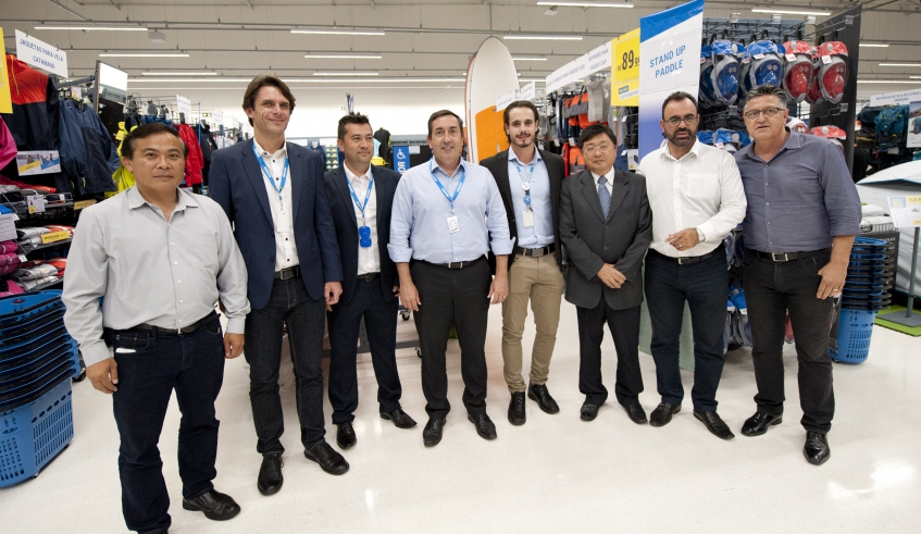 Prefeito Marcus Merlo e autoridades acompanharam a inauguração ao lado do CEO da multinacional de artigos esportivo e representantes da empresa. (Foto: Junior Lago/PMMC)