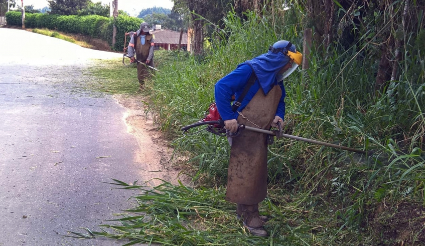 Trabalho de limpeza e roçada realizado pela Administração Municipal contribui para prevenir acidentes em cobras e escorpiões (foto: Ney Sarmento/PMMC)