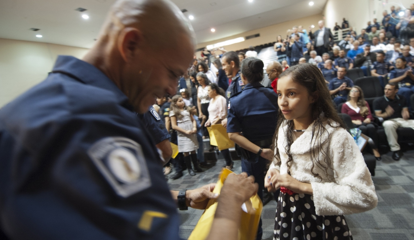 Familiares dos novos guardas municipais participaram da solenidade de formatura dos novos profissionais da corporação, que passarão a atuar na cidade (Junior Lago/PMMC)