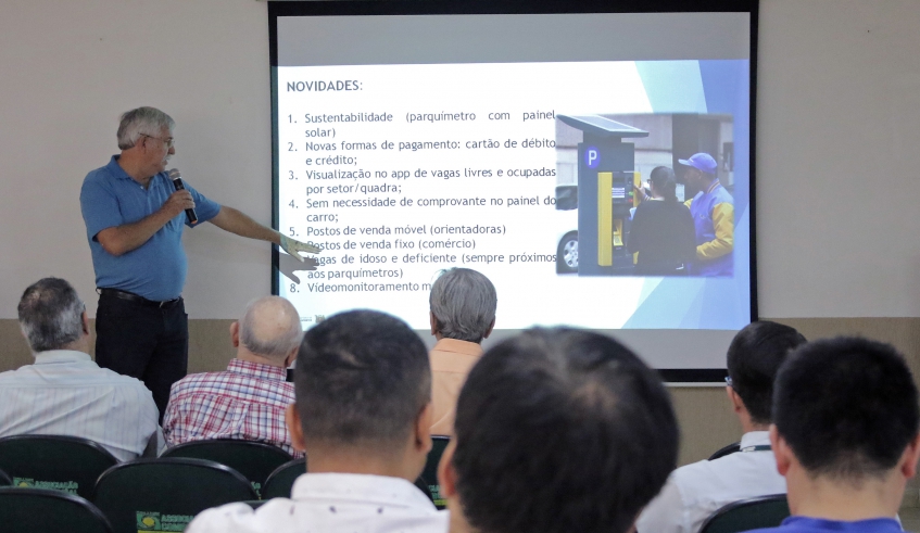 O secretário José Luiz apresentou as novidades sobre o estacionamento controlado e ouvirá sugestões dos comerciantes sobre locais para ampliação de vagas (Ney Sarmento/PMMC)
