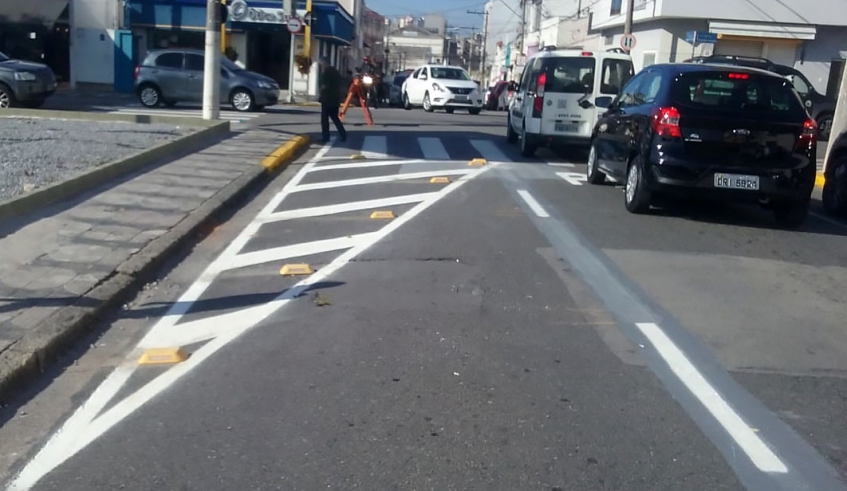 Trecho da rua Coronel Santos Cardoso passou a ter mão única de direção e o cruzamento da via com a rua Santana vem sendo monitorado pela Secretaria de Transportes (Divulgação)