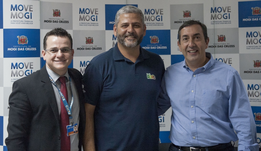 O prefeito Marcus Melo assinou o contrato de financiamento ao lado de Rodrigo Souza Pinto, gerente regional da Superintendência da Penha da Caixa Econômica Federal e do secretário de Agricultura, Renato . . .
