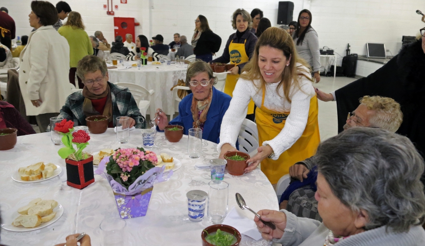 A terceira edição da Noite de Caldos foi realizada na noite desta quinta-feira na Associação de Servidores e atendeu cerca de 150 idosos com jantar e música ao vivo (Ney Sarmento/ PMMC)