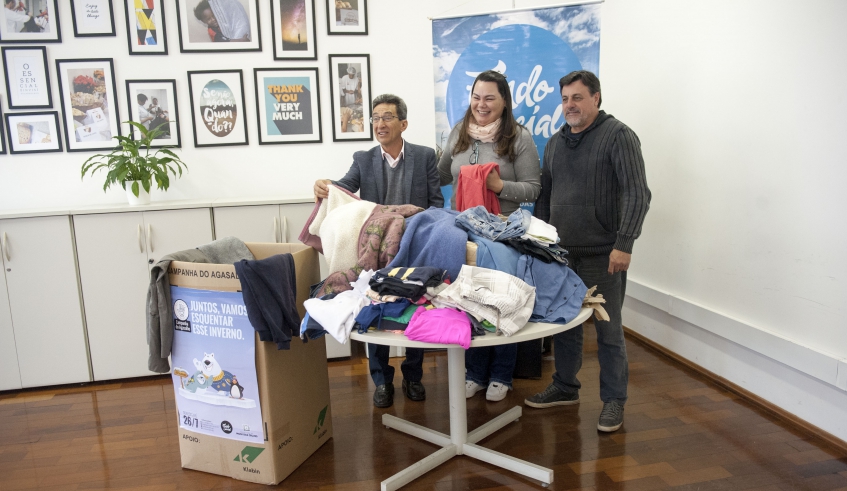 Os engenheiros Nelson Bettoi Batalha e Mauro Rossi entregaram à presidente do Fundo Social, Karin Melo, peças arrecadadas pela Aeamc para a Campanha do Agasalho (Junior Lago/ PMMC)