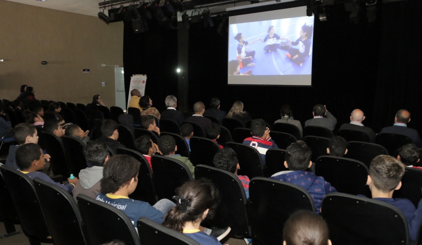 A diretora da unidade escolar, Ana Lúcia Alves Pinto, apresentou o vídeo vencedor elaborado por alunos e professores. (Foto: Ney Sarmento/PMMC)