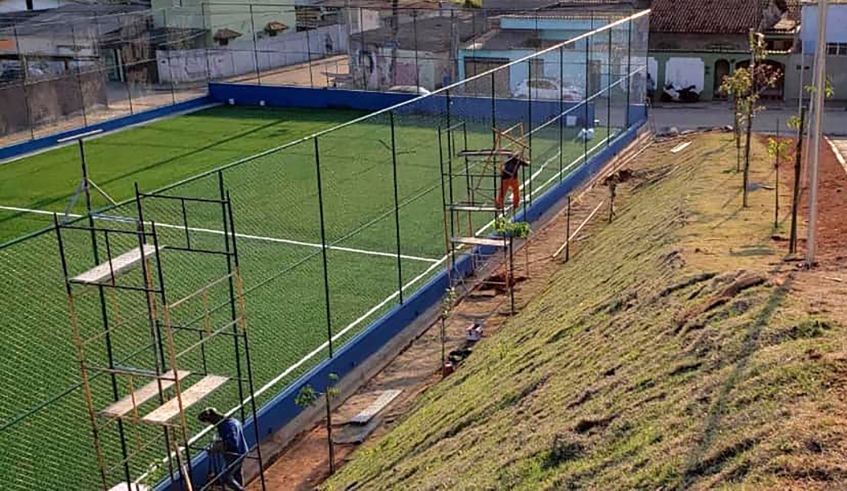A Arena Jardim das Bandeiras conta com campo de futebol society com grama sintética e será uma opção de lazer para a população desta região de Cezar de Souza (Divulgação)