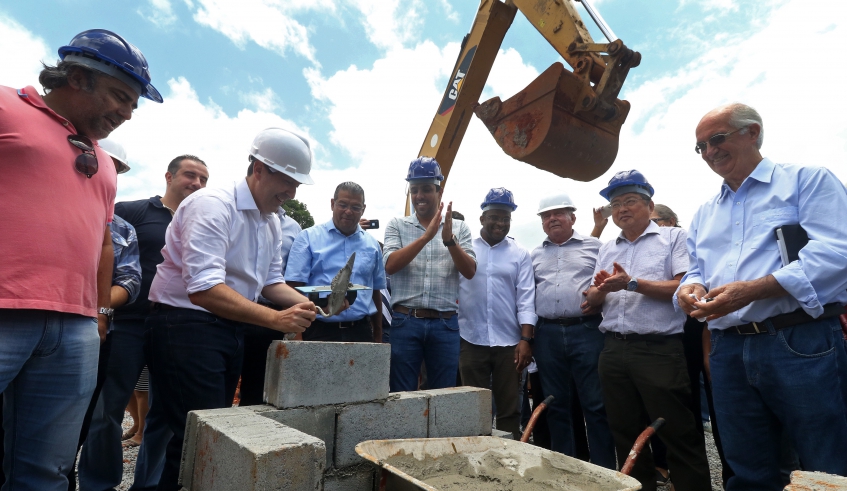 Ao lado de autoridades e lideranças, o prefeito Marcus Melo assentou os primeiros tijolos para construção da Maternidade Municipal (foto: Ney Sarmento/PMMC)
