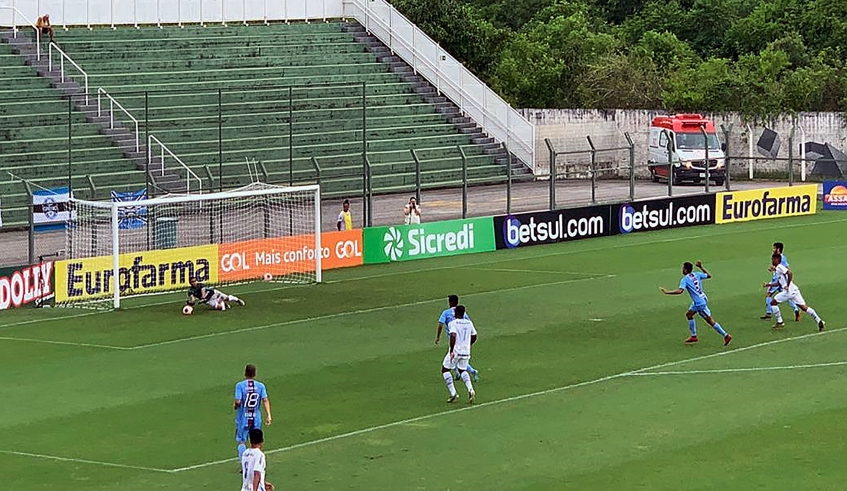 Na manhã deste domingo, o Grêmio (de branco) venceu o União ABC (MS), por 1 a 0, e garantiu a sua classificação para a terceira fase da Copa São Paulo (Luiz Maritan/PMMC)