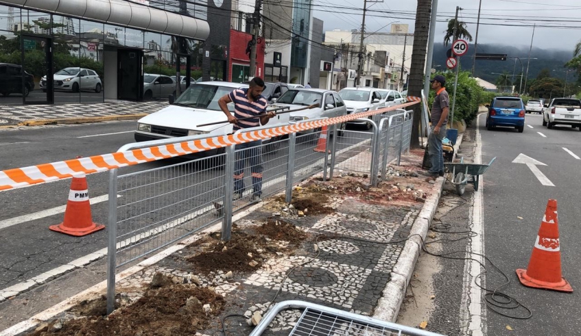 Gradil na rua Olegário Paiva, no Shangai, foi implantado na última sexta-feira para evitar a travessia em local de risco, aumentando a segurança dos pedestres (Divulgação)