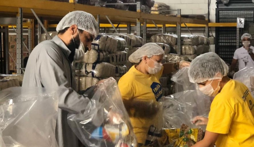 A montagem dos kits de alimentação para pessoas em situação de vulnerabilidade foi retomada na manhã desta segunda-feira, na sede do Departamento de Alimentação Escolar