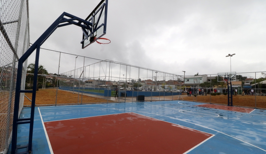A quadra de streetball completa a estrutura do local,que conta com o campo de grama sintética e o playground, levando esporte e lazer para toda a família. (Foto: Ney Sarmento/PMMC)