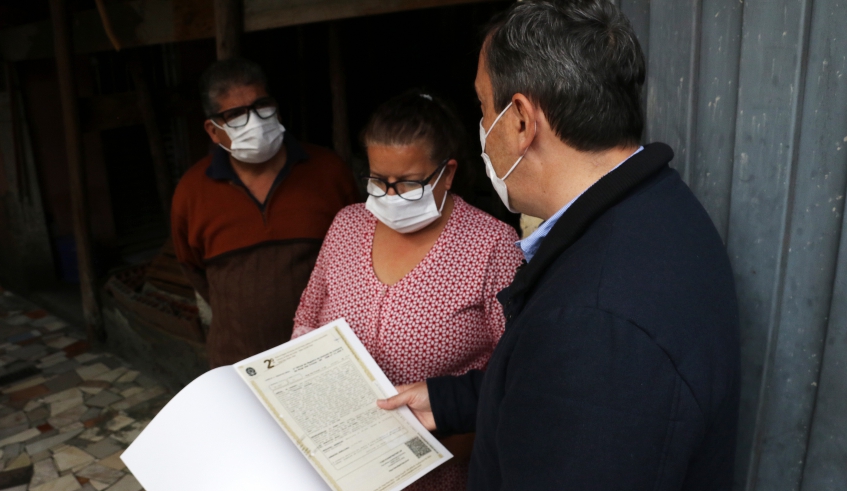 Na Vila Cintra, prefeito mogiano entregou as escrituras e recebeu o agradecimento dos moradores, que comemoraram a posse definitiva dos imóveis (Ney Sarmento/PMMC)