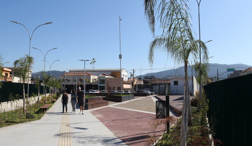 Praça Diego Leme Chavedar foi construída e conta com arborização, além de amplo espaço para os pedestres (Ney Sarmento/PMMC)