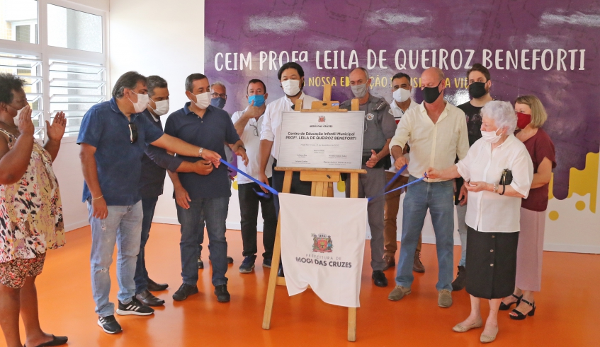 Autoridades e familiares acompanharam a entrega da nova unidade, que atenderá 200 crianças em período integral. (Foto: Ney Sarmento/PMMC)