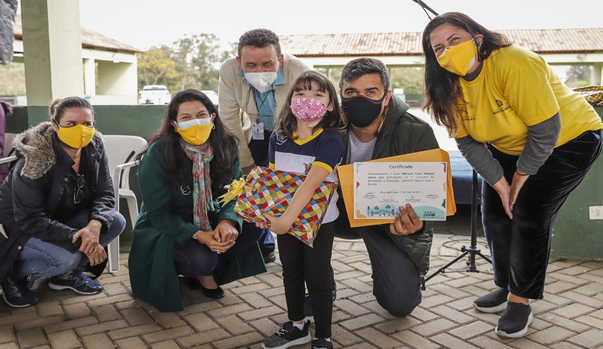 Ao lado de Priscila Yamagami, Michele Vieira, Cristiane Ayres e André Stábile, Caio Cunha entregou premiação aos alunos vencedores (Gabriel Bispo/PMMC)