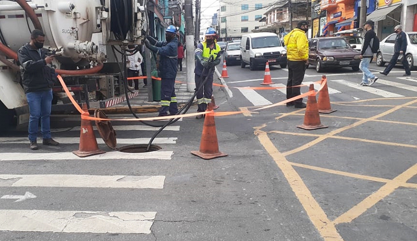 Reparo foi necessário devido a uma obstrução na tubulação e consequente vazamento (Foto: Semae)