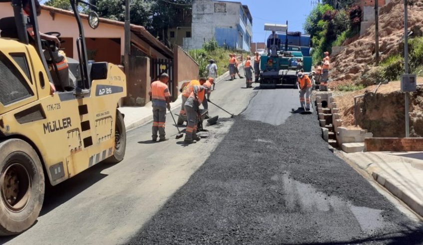 Rua das Monções e Rua Santos, no Jardim Piatã I, estão recebendo melhorias, com implantação de asfalto, pelas equipes da Secretaria de Serviços Urbanos