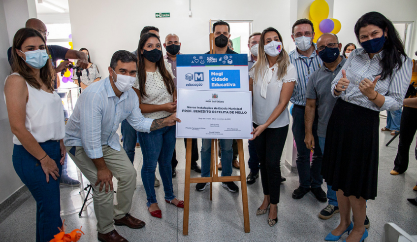 Autoridades, representantes da Câmara e a direção da EM Prof Benedito Estelita de Mello descerraram as placas da entrega das novas instalações. (Pedro Chavedar/PMMC)