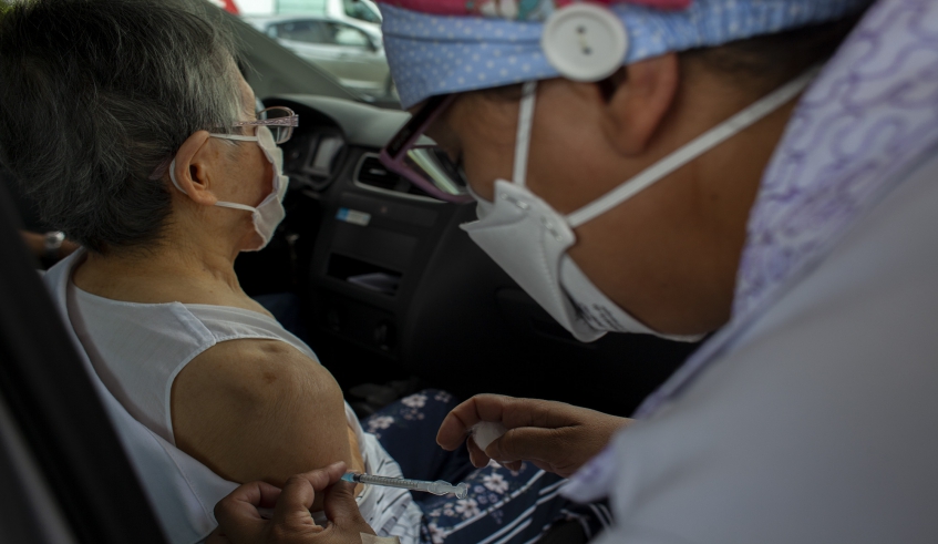 Para fazer agendamento e obter mais informações sobre locais de vacinação e número de doses disponibilizadas é necessário acessar o Clique Vacina (Foto: Pedro Chavedar/PMMC)