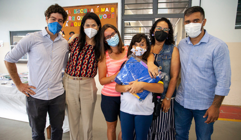 As famílias participaram da entrega dos kits na EM Profª Etelvina Cáfaro Salustiano. (Pedro Chavedar/PMMC)