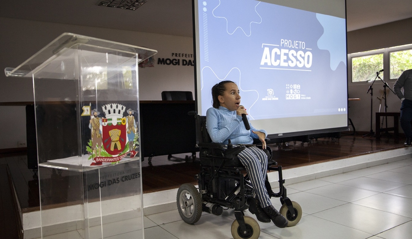 A advogada Hadassa Machado fez uma palestra para os presentes, contou a sua experiência e enalteceu o protagonismo do município com esta ação inovadora (Pedro Chavedar/PMMC)