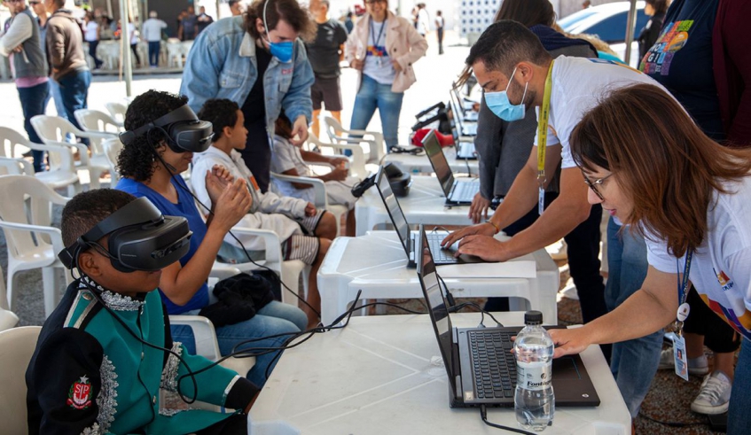 O público também pode fazer uma visita virtual às futuras instalações da escola, por meio dos óculos de realidade virtual (VR) da Secretaria de Educação. (Pedro Chavedar/PMMC)