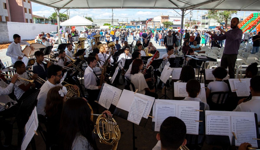 O início das obras da Escola Viva contou com a participação a Banda Infanto-Juvenil do projeto Pequenos Músicos... Primeiros Acordes da Escola, sob regência do maestro Allan Caetano. (Pedro Chave . . .