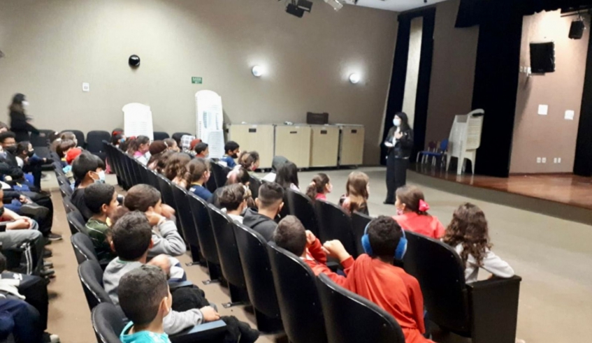 No Cempre Prof. José Limongi Sobrinho, no Botujuru, uma jornalista conversou com os alunos. (Divulgação/PMMC)