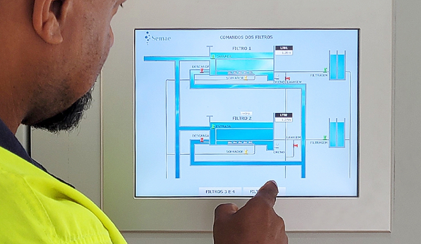 O que era feito de forma mecânica e hidráulica agora é operado por painéis digitais sensíveis ao toque (Foto: Semae)