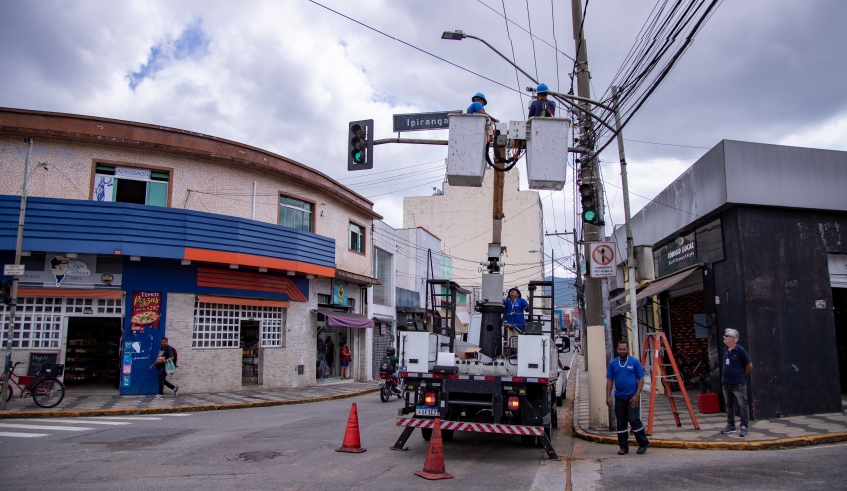 Trabalho compreende a substituição de 118 câmeras de monitoramento antigas por modelos mais modernos e eficientes, na região central e bairros da cidade (Warley Kenji/PMMC)