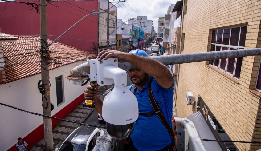 Trabalho compreende a substituição de 118 câmeras de monitoramento antigas por modelos mais modernos e eficientes, na região central e bairros da cidade (Warley Kenji/PMMC)