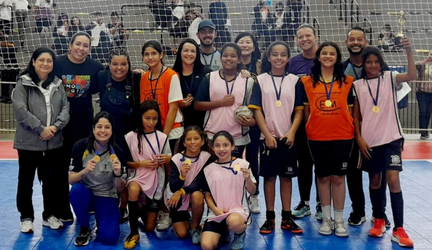As meninas da EM Des. Armindo Freire Mármora conquistaram o título do feminino. (Divulgação/PMMC)