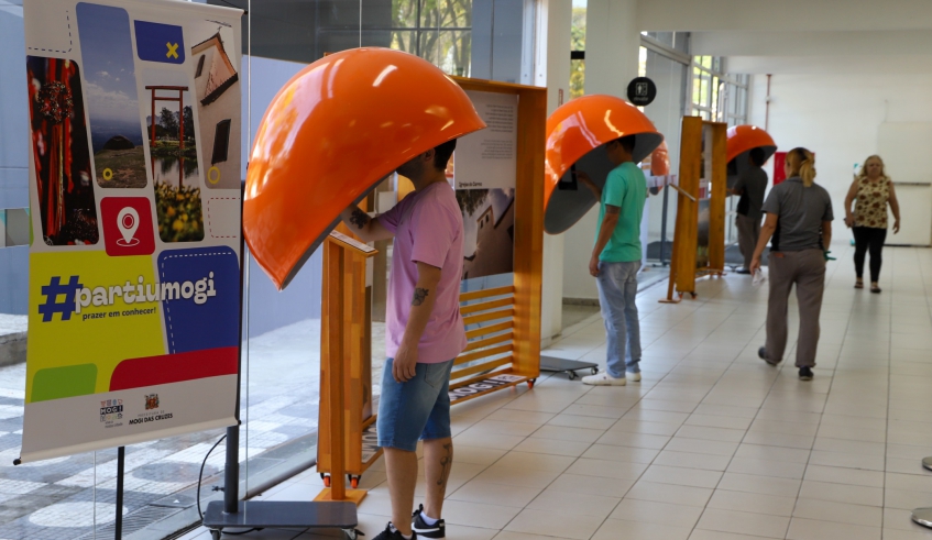 Exposição, no prédio da Prefeitura, traz imagens de pontos turísticos da cidade e orelhões interativos em que a população pode escolher seus locais preferidos (Divulgação/PMMC)
