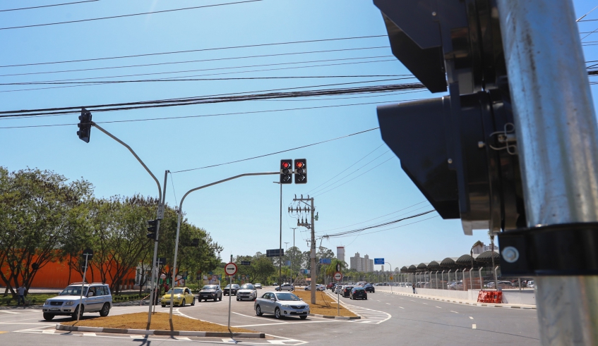 Com o novo sistema viário, semáforos passam a controlar a passagem de veículos na região, possibilitando mais segurança e fluidez para o trânsito na região (Divulgação/PMMC)