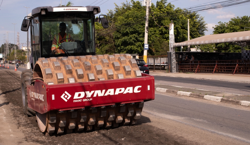 Avenida João XXIII, em Cezar de Souza, segue com manutenção de guias e sarjetas, raspagem do asfalto antigo e recuperação de base (Warley Kenji/PMMC).