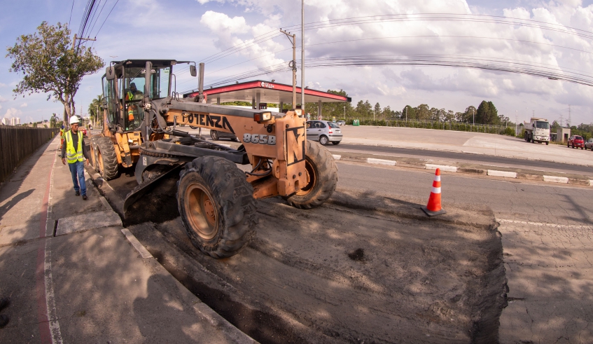 Avenida João XXIII, em Cezar de Souza, segue com manutenção de guias e sarjetas, raspagem do asfalto antigo e recuperação de base (Warley Kenji/PMMC).